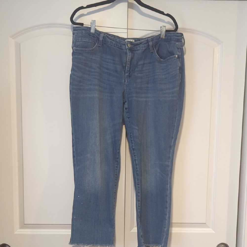Wonderly Mid-Wash Cropped Jeans
